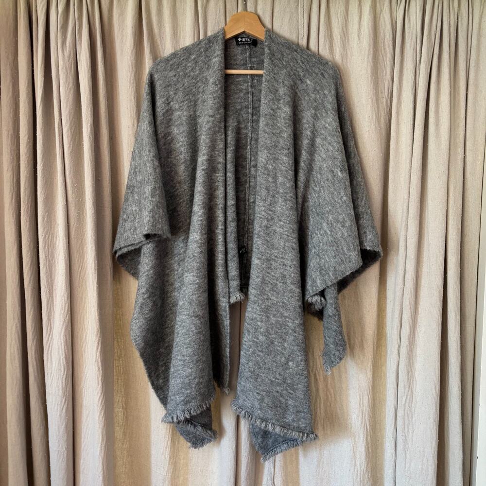 Beryll Cashmere Wrap Cape‎ Shawl Gray Fringe One Size Luxury 95% Cashmere